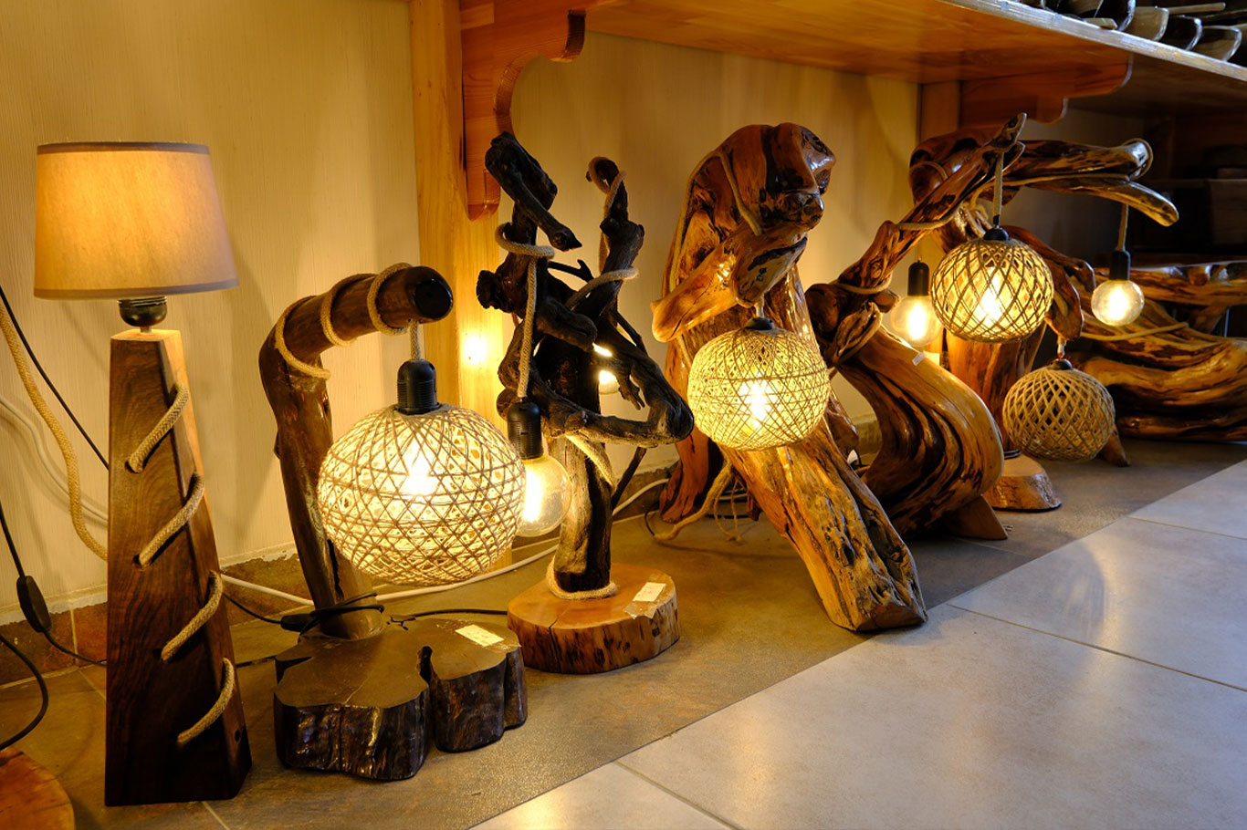 Van’da kuruyan ceviz ağaçları sanat eserine dönüşüyor