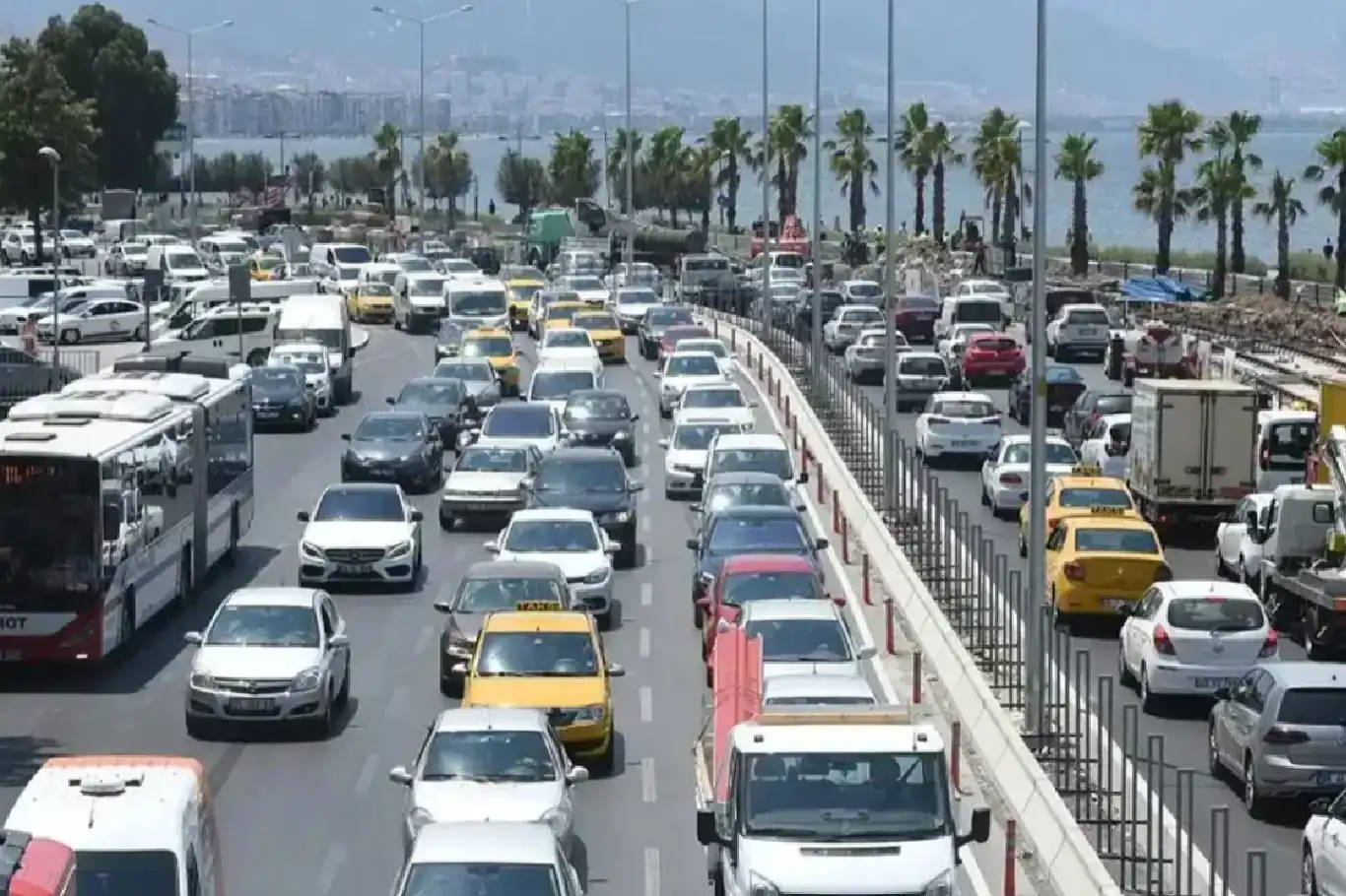 İzmir'de trafiğe kayıtlı araç sayısı 2,1 milyonu aştı