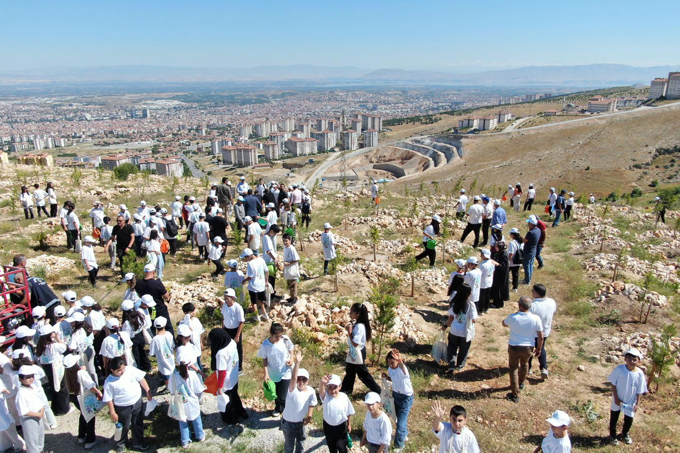 Malatya'da ağaçlandırma çalışmalarına çocuklardan destek