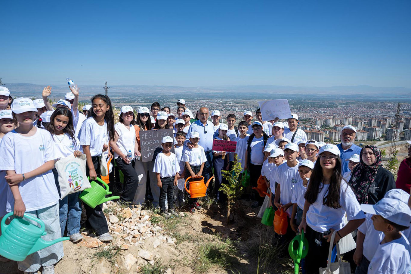 Malatya'da ağaçlandırma çalışmalarına çocuklardan destek