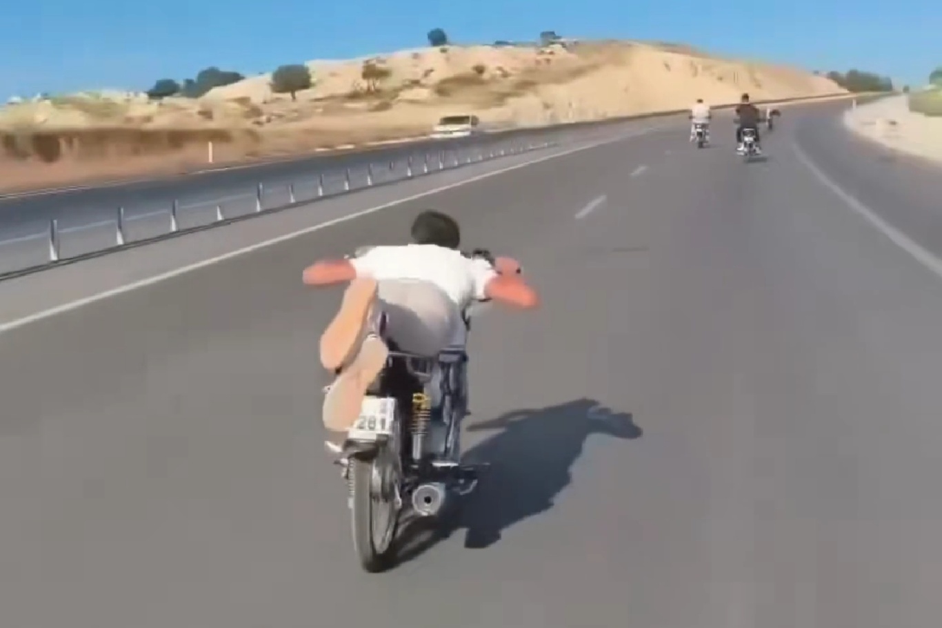 Akrobatik hareketlerle trafiği tehlikeye atan motosiklet sürücülerine ceza