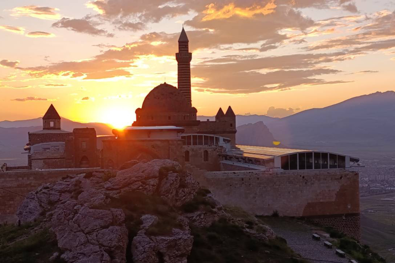Li Qesra Îshaq Paşa Rojavaçûn û baran di heman demê de