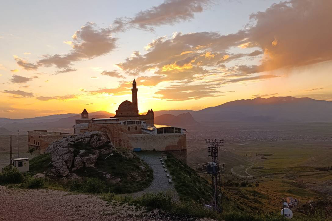 Li Qesra Îshaq Paşa Rojavaçûn û baran di heman demê de