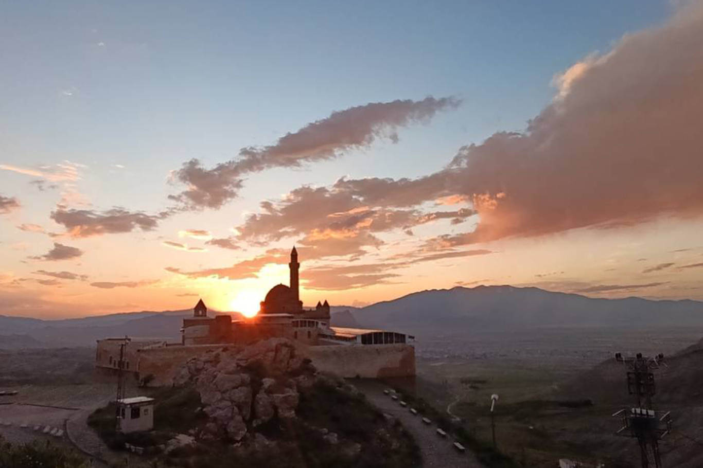 Li Qesra Îshaq Paşa Rojavaçûn û baran di heman demê de