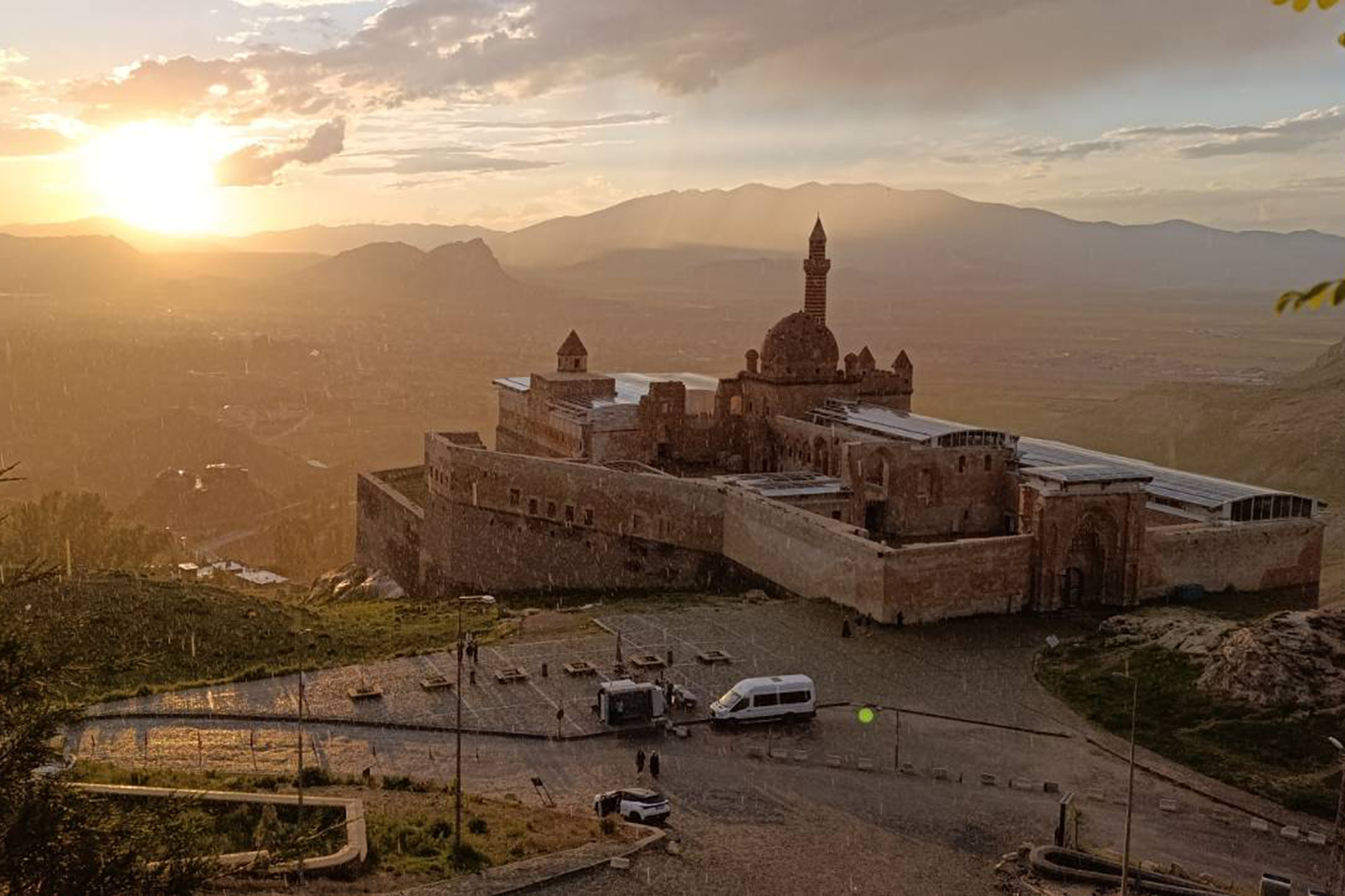 Li Qesra Îshaq Paşa Rojavaçûn û baran di heman demê de