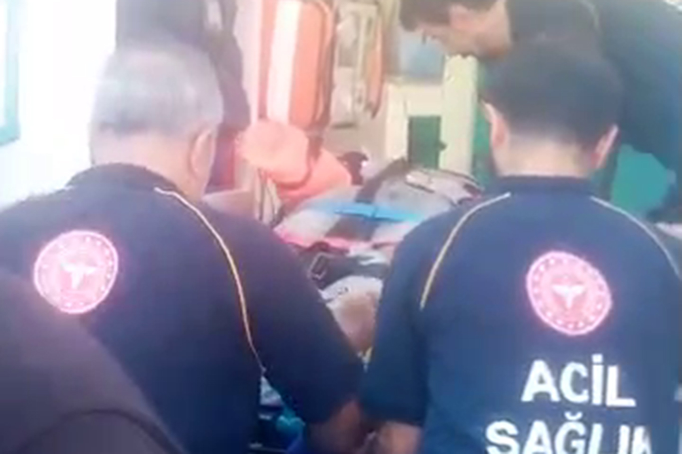 İnşattan düşerek mahsur kalan işçiyi itfaiye ekipleri kurtardı