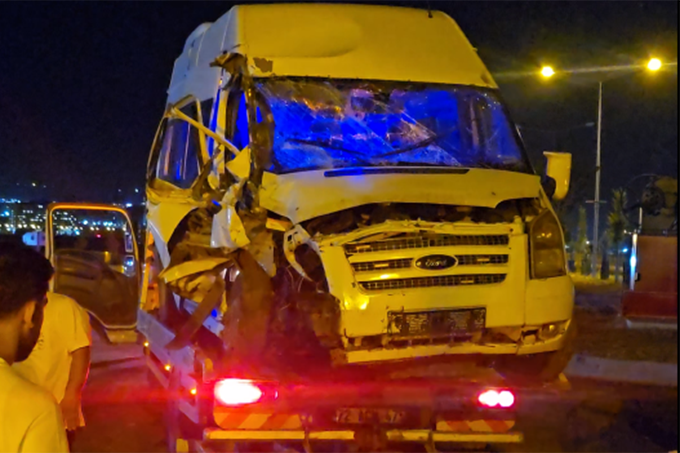 Minibüs ile çöp kamyonu çarpıştı
