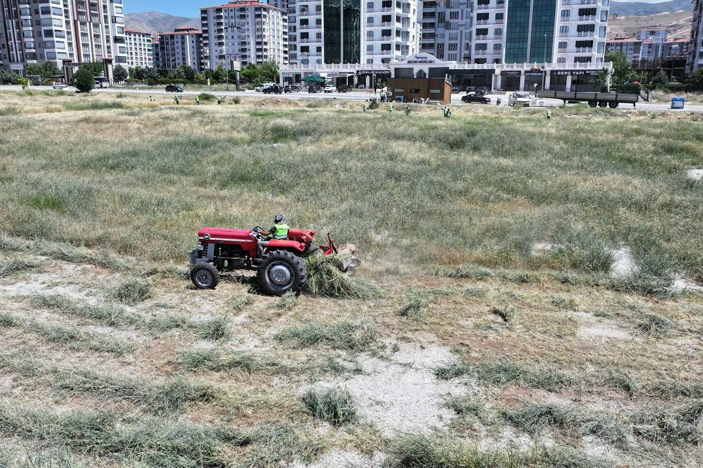 Yeşilyurt Belediyesi'nden yangın riskine karşı ot biçme çalışması