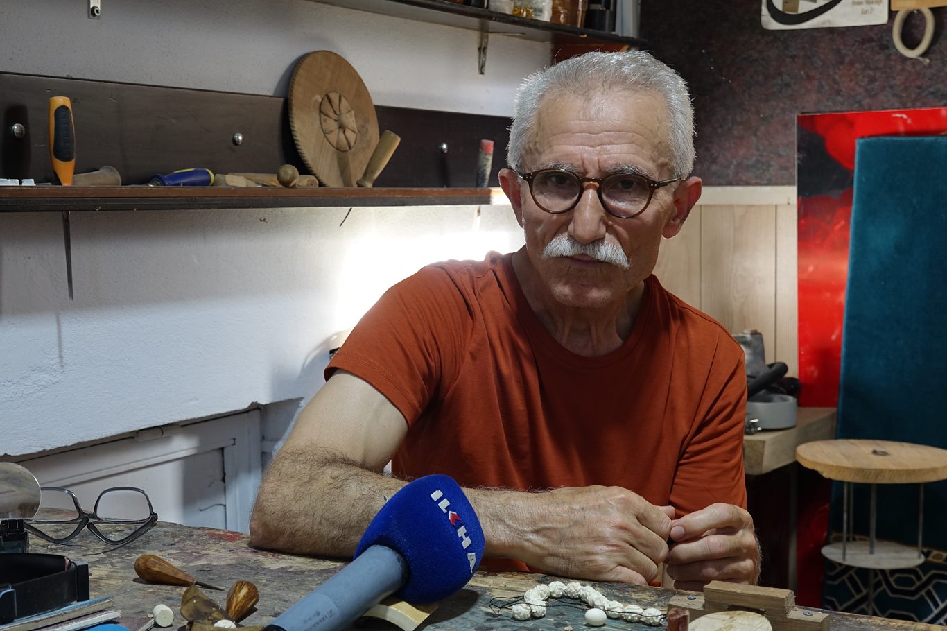 Bursa’da 40 yıllık usta, 50 milyon TL değerindeki fildişi tespih tanelerine sureleri işliyor