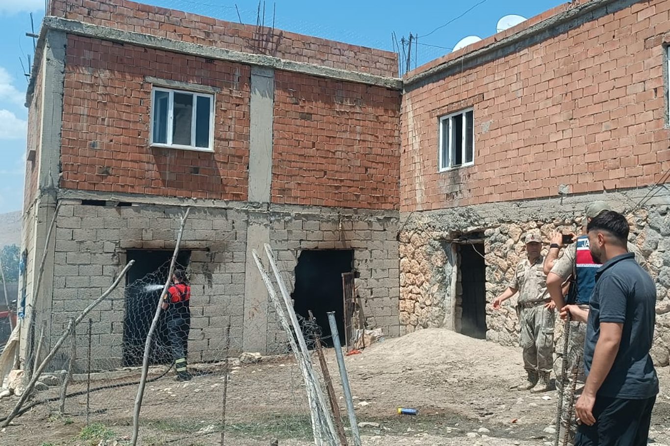 Siirt'te evin ahır olarak kullanılan bölümünde yangın çıktı