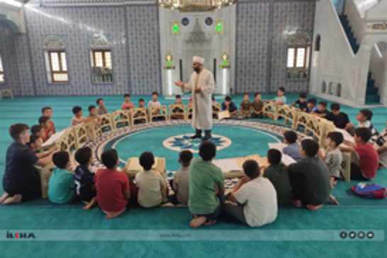 Kursên Quranê yên havînê beşdarî pêşveçûna manewî ya zarokan dibin