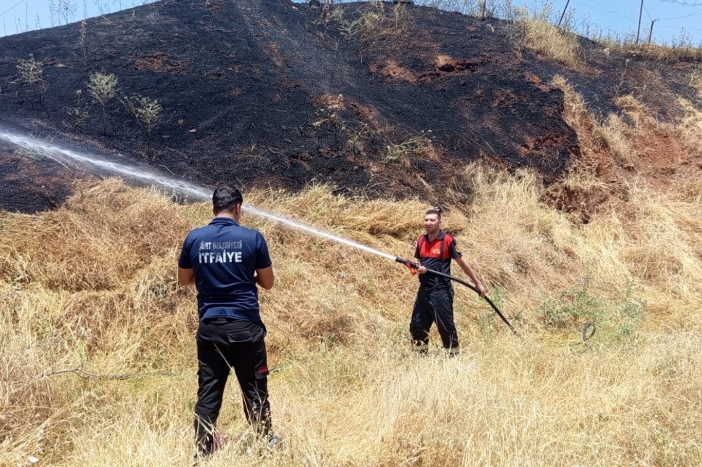 Siirt'te otluk alanda çıkan yangın söndürüldü