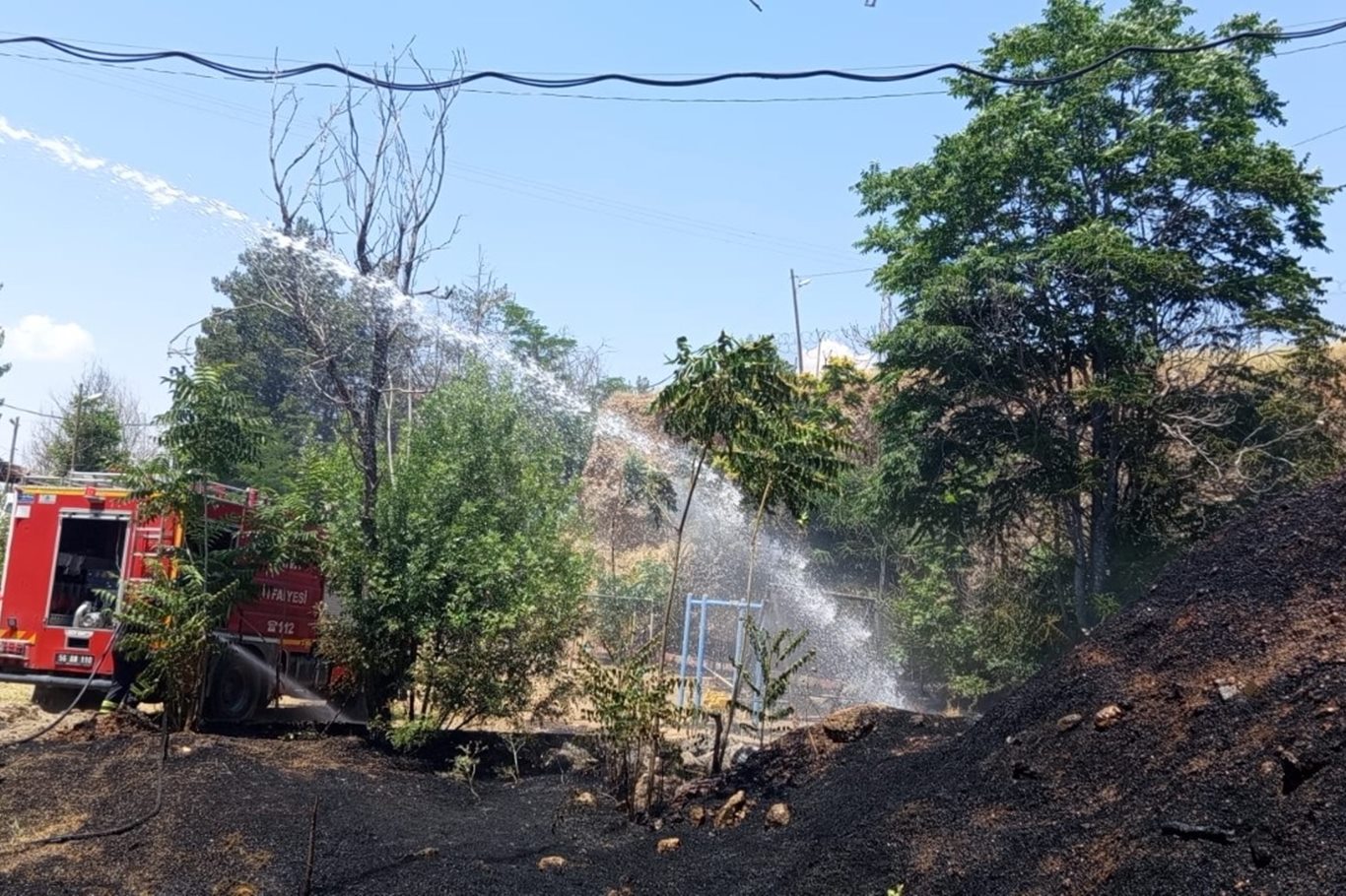 Siirt'te otluk alanda çıkan yangın söndürüldü