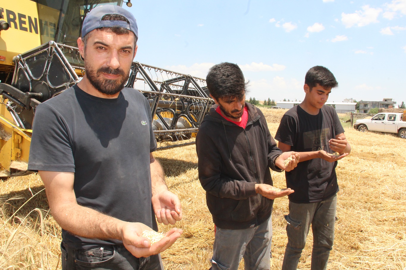 Arpa hasadına başlayan çiftçiler verimden memnun, maliyetlerden şikâyetçi