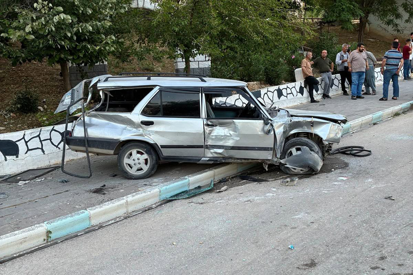 Adıyaman'da otomobil kaza yaptı: 2 kişi yaralandı