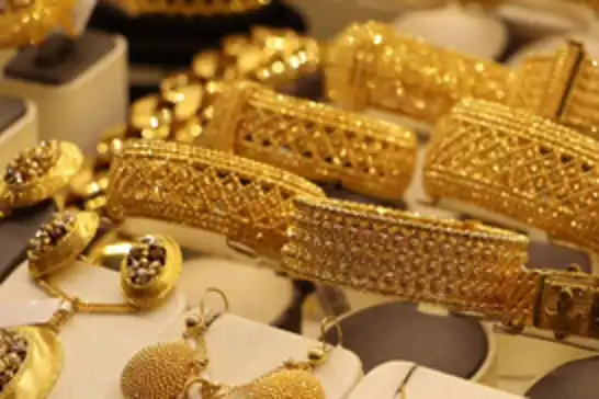 الذهب يهبط نحو  4 % وسط صعود الدولار