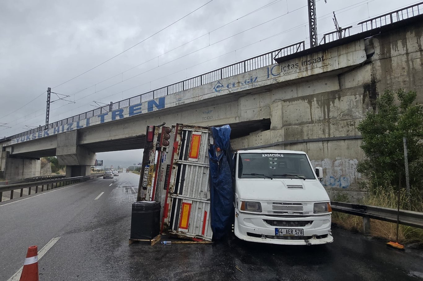 Bozüyük-Eskişehir Karayolunda kaza: Tır YHT köprüsüne çarparak devrildi