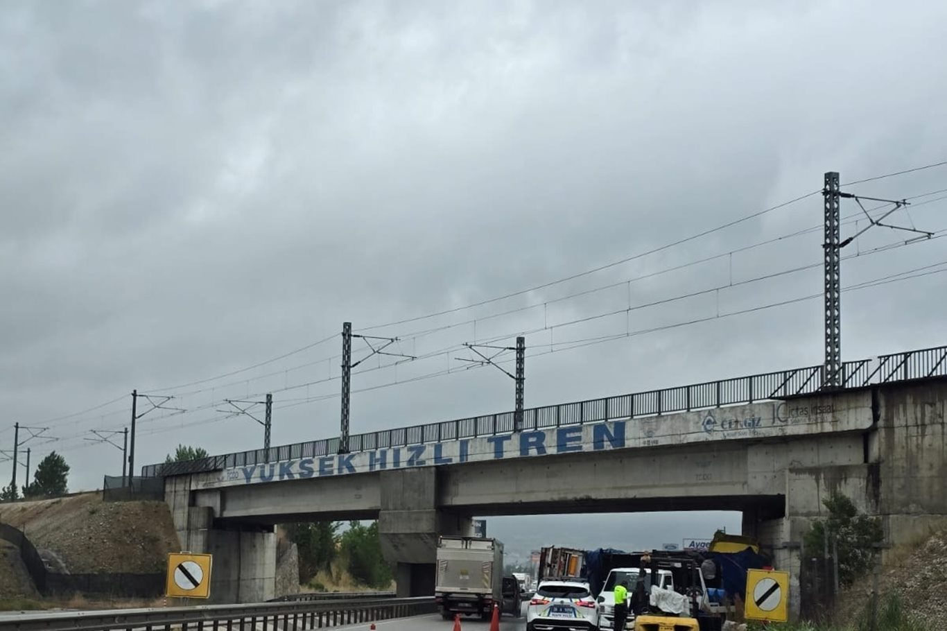 Bozüyük-Eskişehir kara yolunda kaza: Tır YHT köprüsüne çarparak devrildi