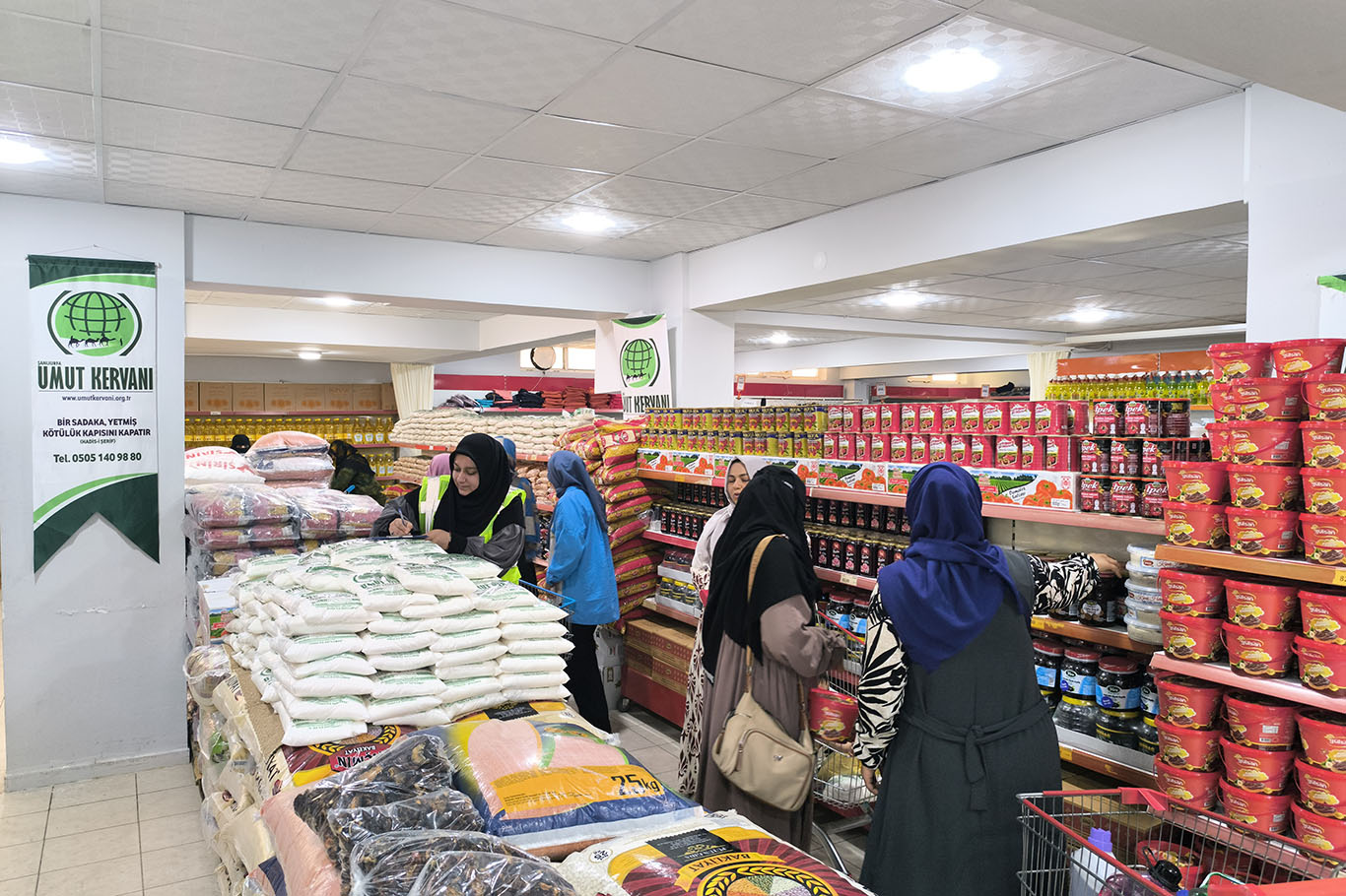 Şanlıurfa Umut Kervan’ından yüzlerce aileye sosyal market desteği