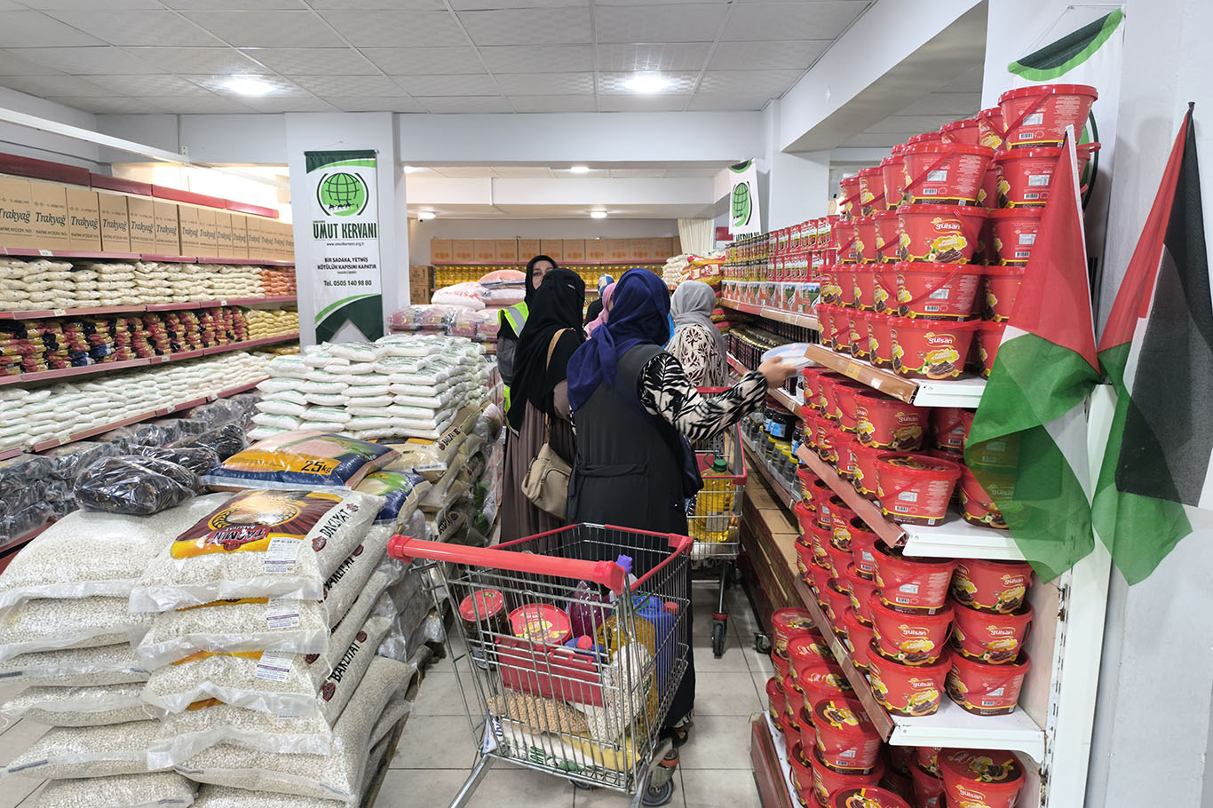 Şanlıurfa Umut Kervan’ından yüzlerce aileye sosyal market desteği