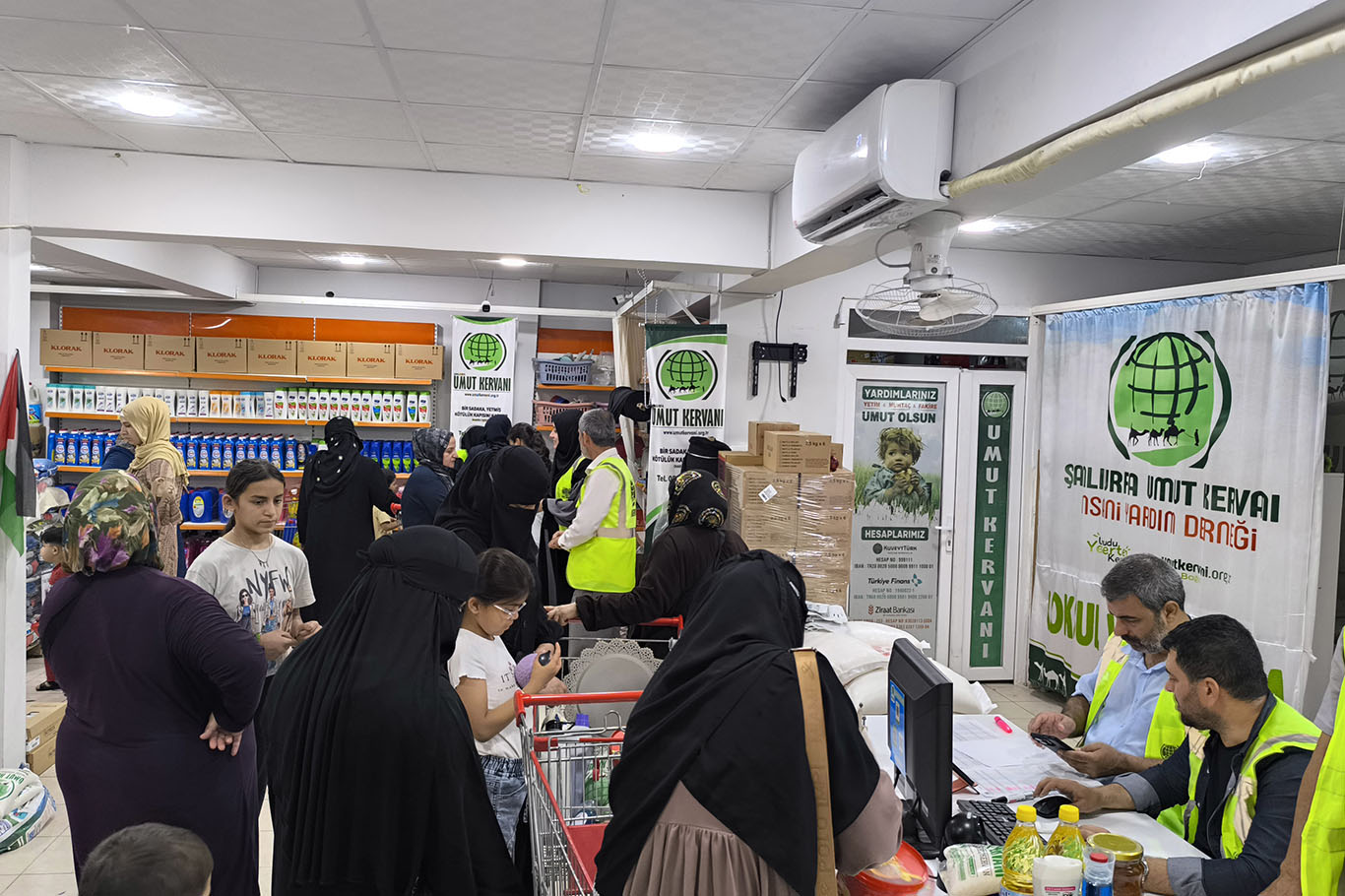Şanlıurfa Umut Kervan’ından yüzlerce aileye sosyal market desteği