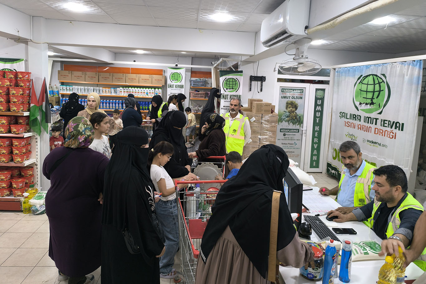Li Rihayê bi sedan malbat ji Karwana Hêvîyê piştgiriya bazara civakî wergirtin