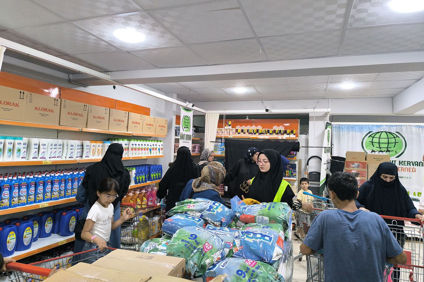 Li Rihayê bi sedan malbat ji Karwana Hêvîyê piştgiriya bazara civakî wergirtin