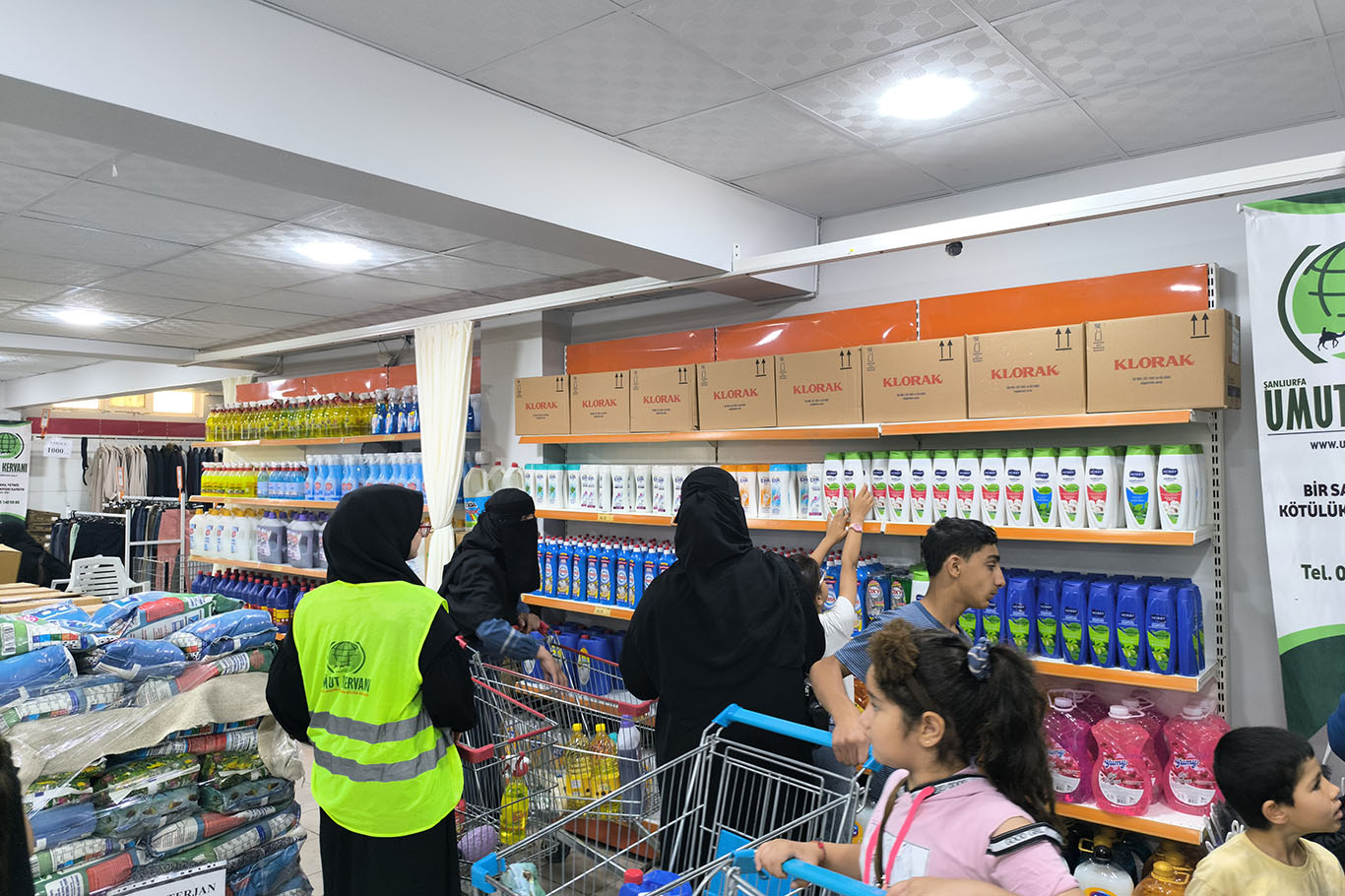 Li Rihayê bi sedan malbat ji Karwana Hêvîyê piştgiriya bazara civakî wergirtin