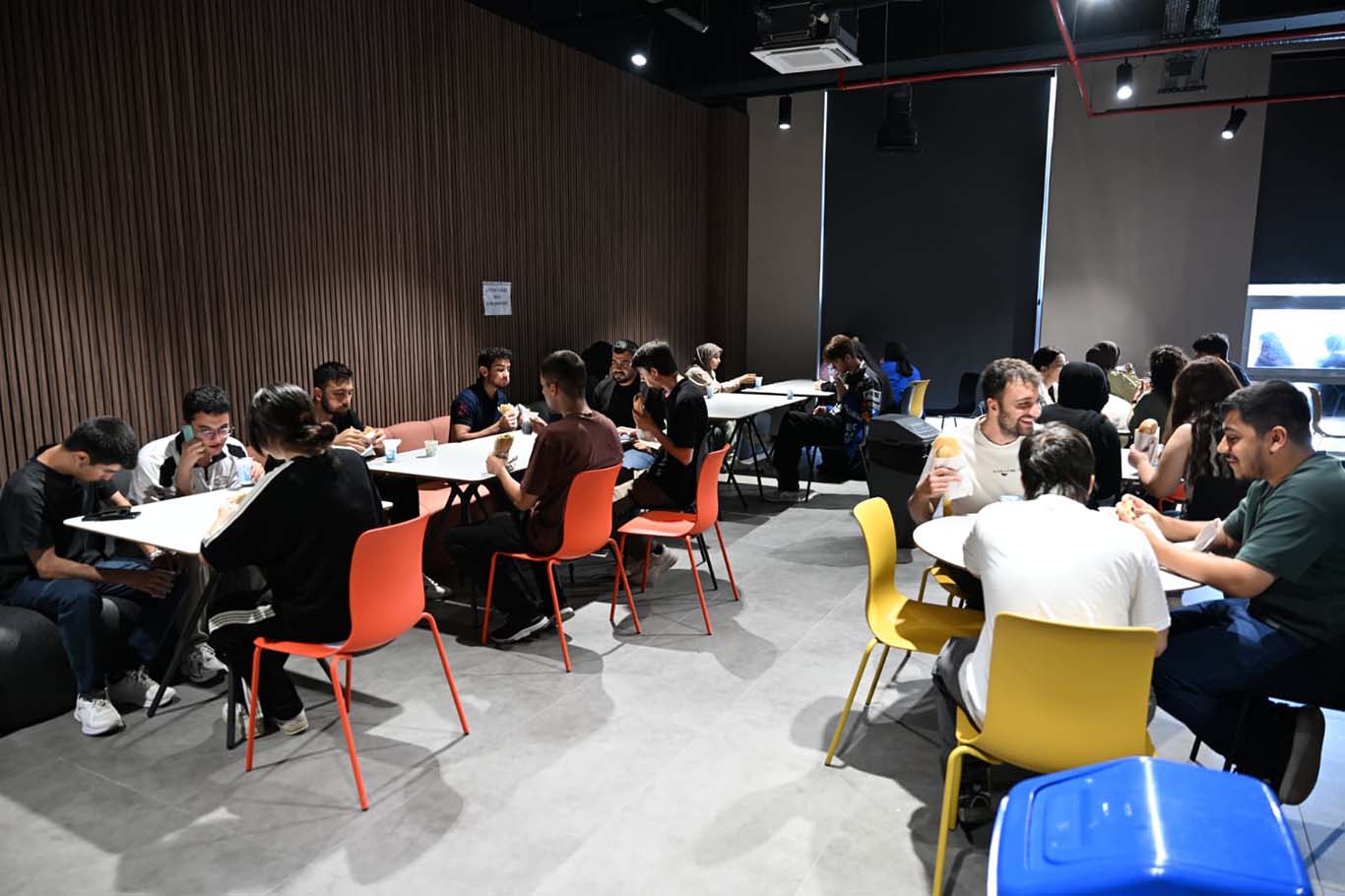 Malatya Büyükşehir Belediye Başkanı Er, öğrencilere yemek dağıttı