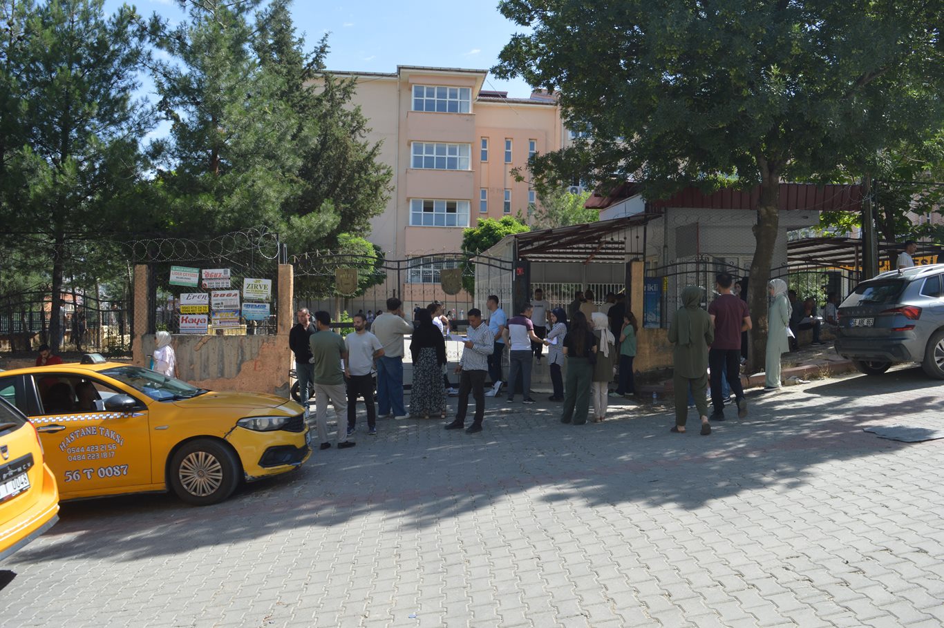 YKS'de değişmeyen görüntü: Siirt'te bazı adaylar sınav kapısına son dakikada geldi