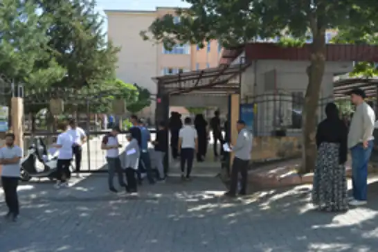 YKS'de değişmeyen görüntü: Siirt'te bazı adaylar sınav kapısına son dakikada geldi