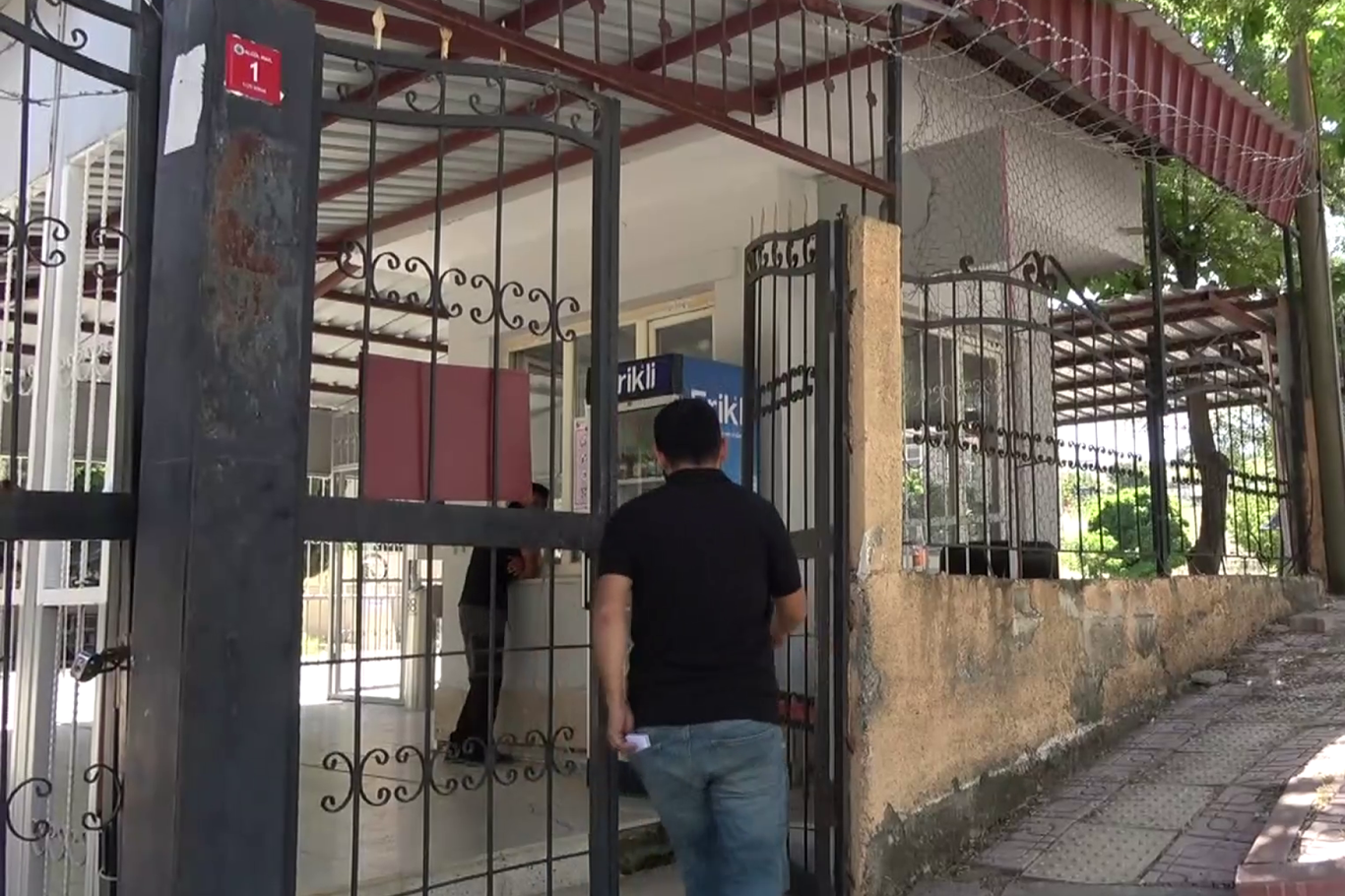 YKS'de değişmeyen görüntü: Siirt'te bazı adaylar sınav kapısına son dakikada geldi