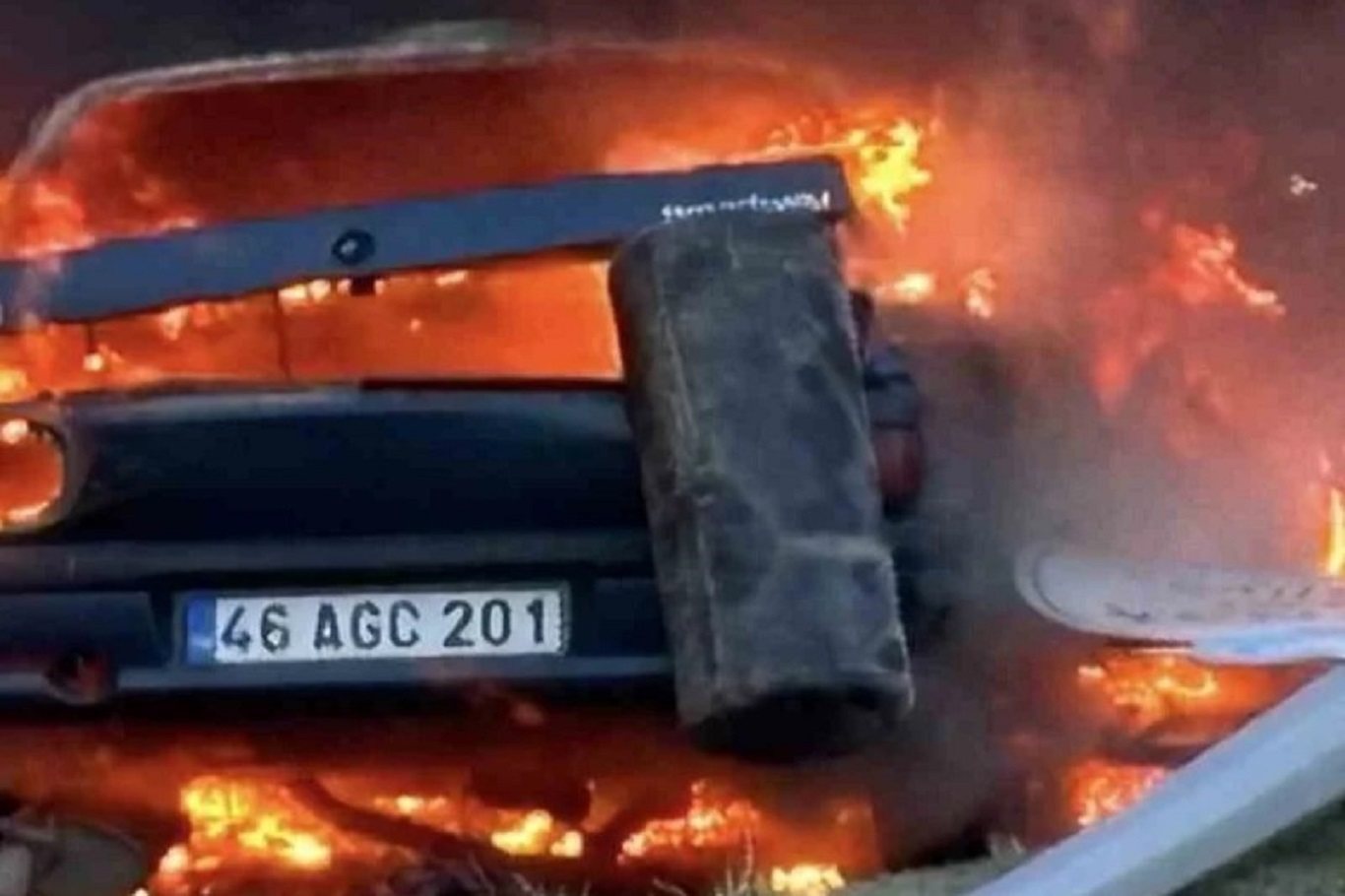 Samsun'da aydınlatma direğine çarpan otomobil alev aldı: Bir ölü, bir yaralı