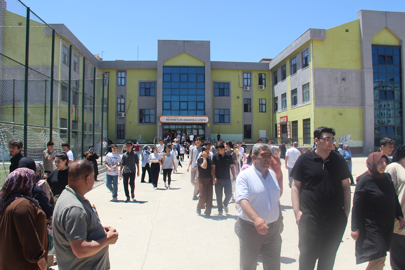 Diyarbakır'da YKS heyecanı: Adaylar soruları değerlendirdi 