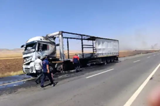 Mardin’de seyir halinde alev alan tır kullanılamaz hale geldi 