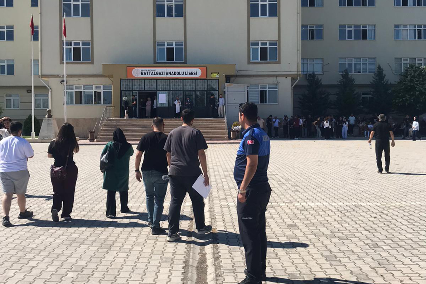 Sınava dakikalar kala yanlış okula gittiğini fark etti, zabıta ekipleri devreye girdi