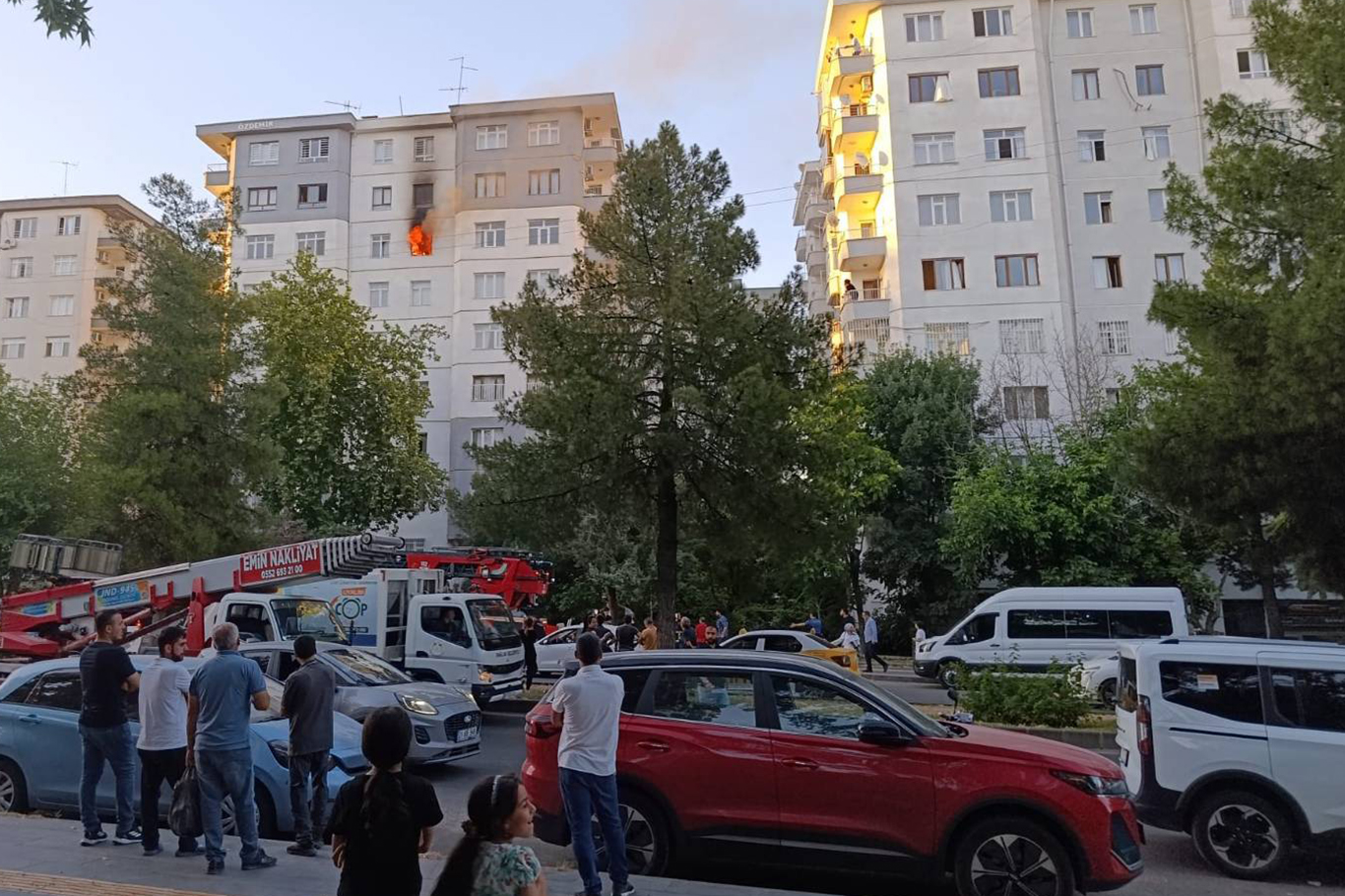 Diyarbakır'da bir binada çıkan yangın paniğe yol açtı