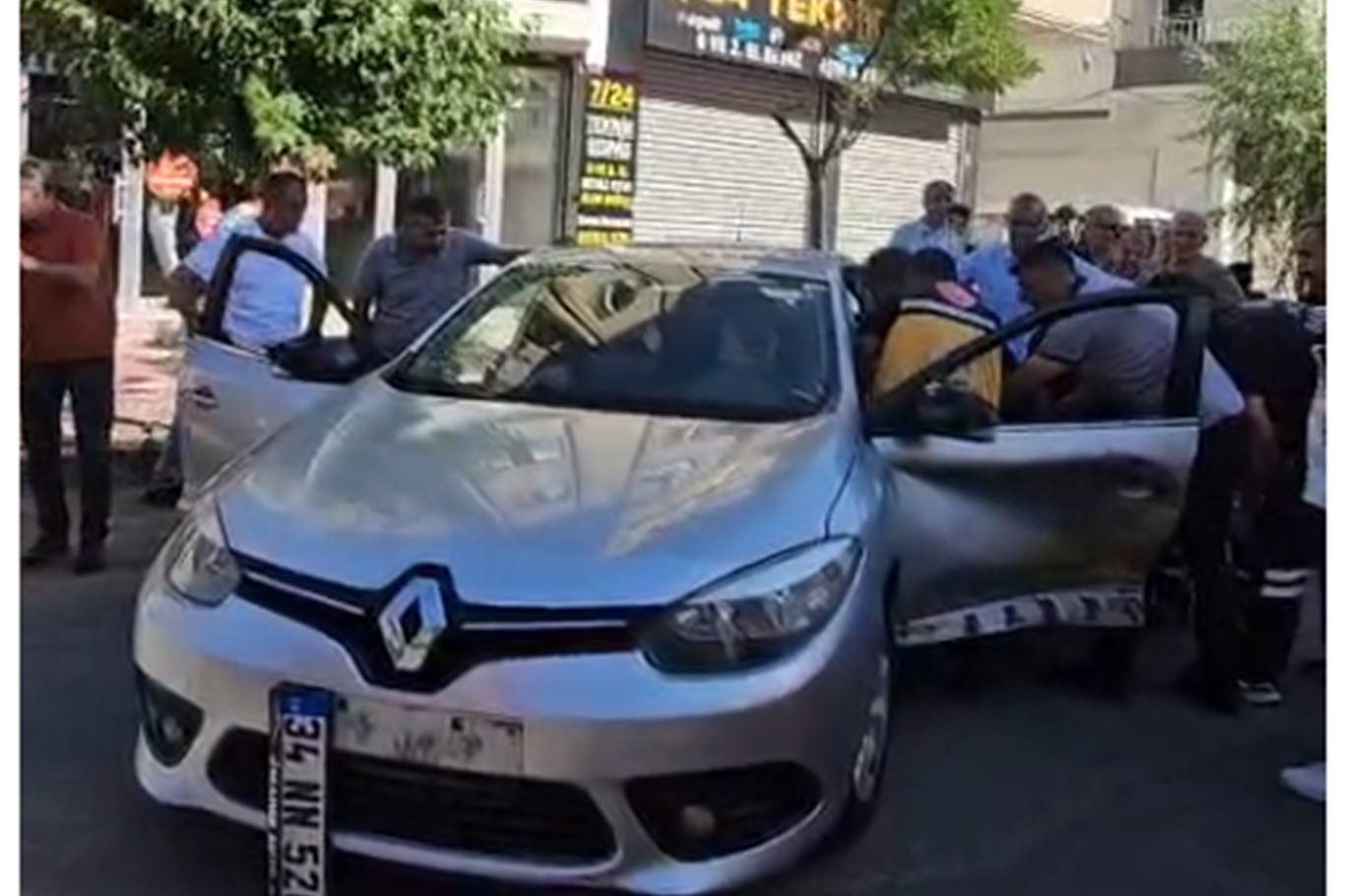 Batman'da trafik kazası: Sıkışan sürücü ekiplerce kurtarıldı