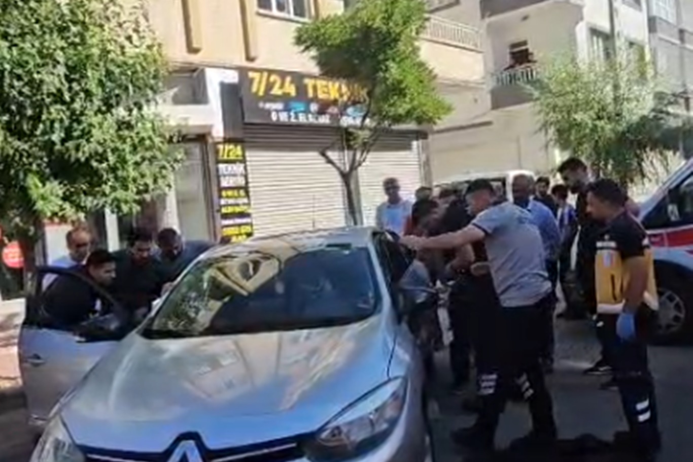 Batman'da trafik kazası: Araçtasıkışan sürücü ekiplerce kurtarıldı