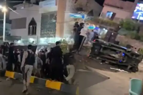 Pakistan'da kontrolden çıkan araç camiye daldı: 2 ölü, 30 yaralı