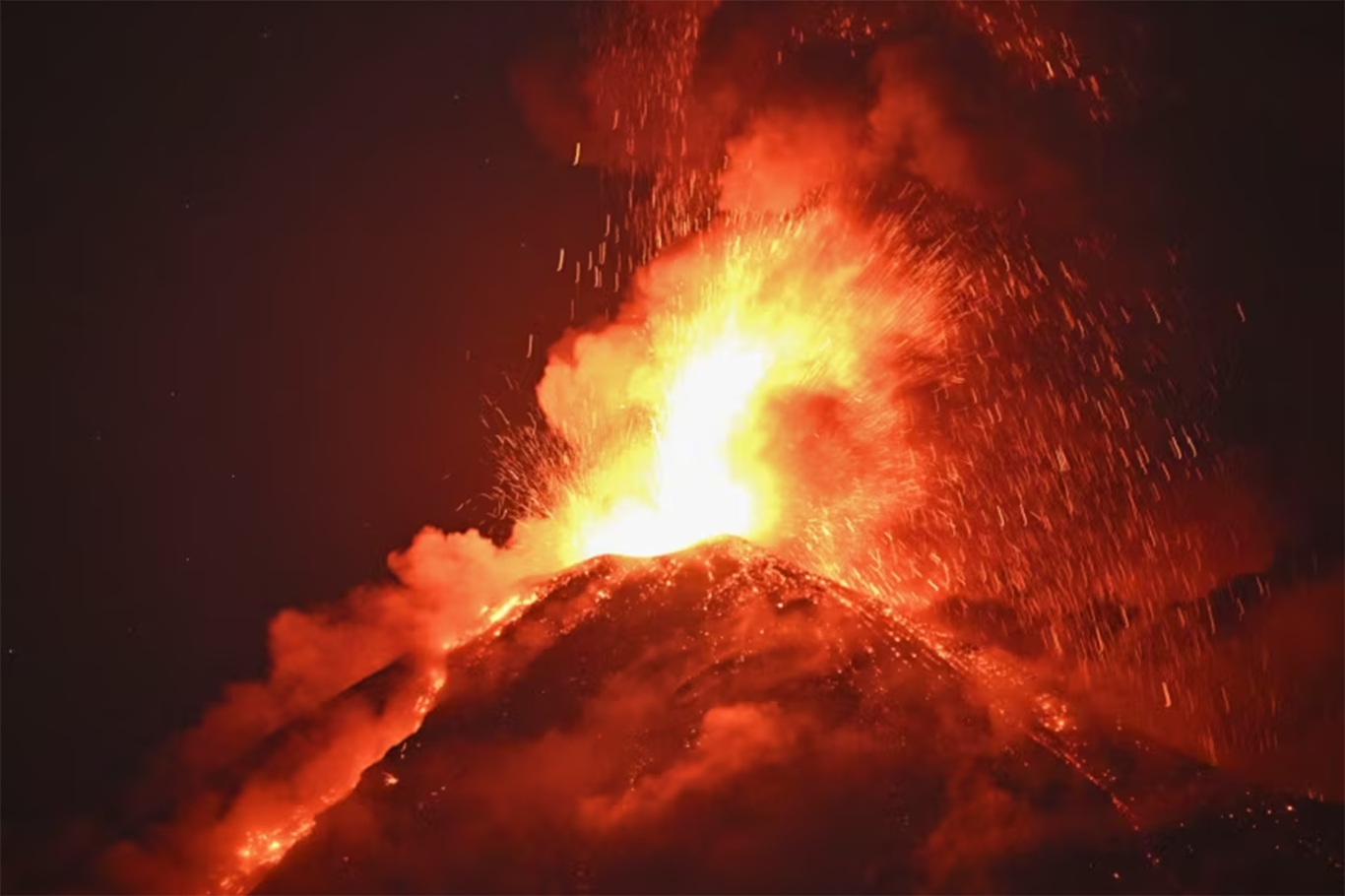  Guatemala’daki Fuego Yanardağı'nda patlama