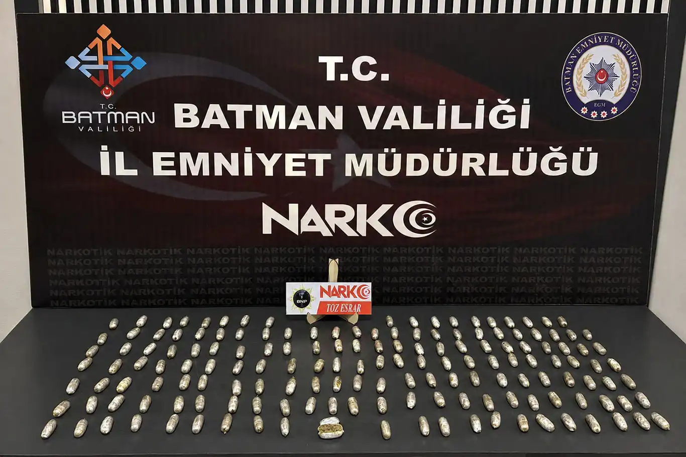 Otobüs yolcularının midesinden uyuşturucu çıktı