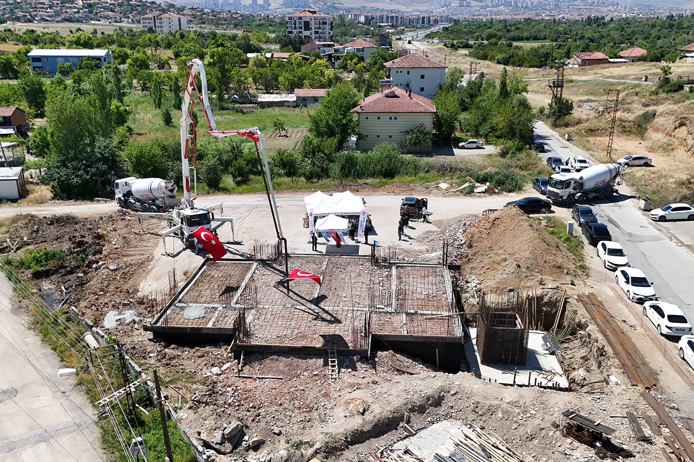 Caminin temel atma törenine müdahale eden Belediye Başkanı Er: Bu şekilde beton atılmaz