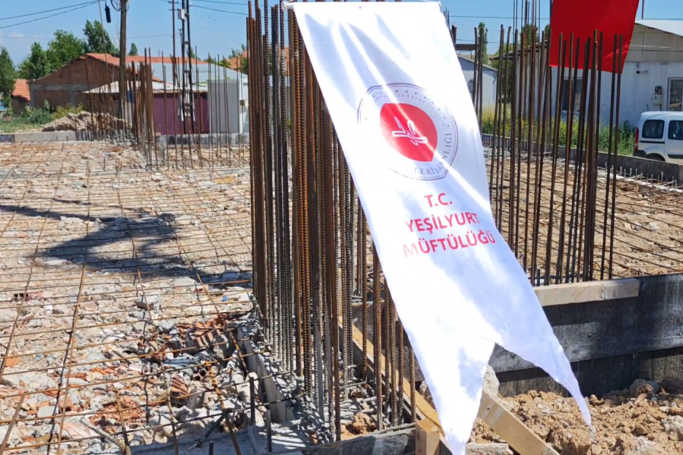Caminin temel atma törenine müdahale eden Belediye Başkanı Er: Bu şekilde beton atılmaz