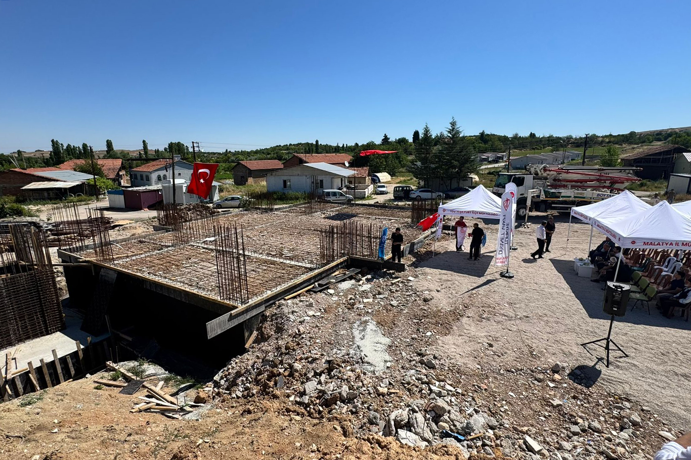 Caminin temel atma törenine müdahale eden Belediye Başkanı Er: Bu şekilde beton atılmaz