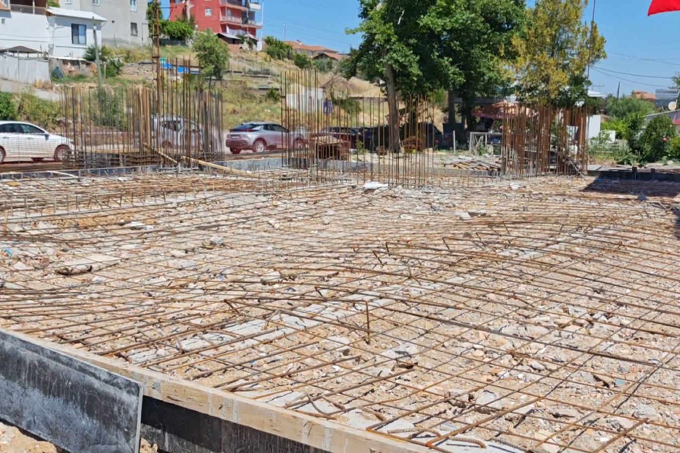 Caminin temel atma törenine müdahale eden Belediye Başkanı Er: Bu şekilde beton atılmaz