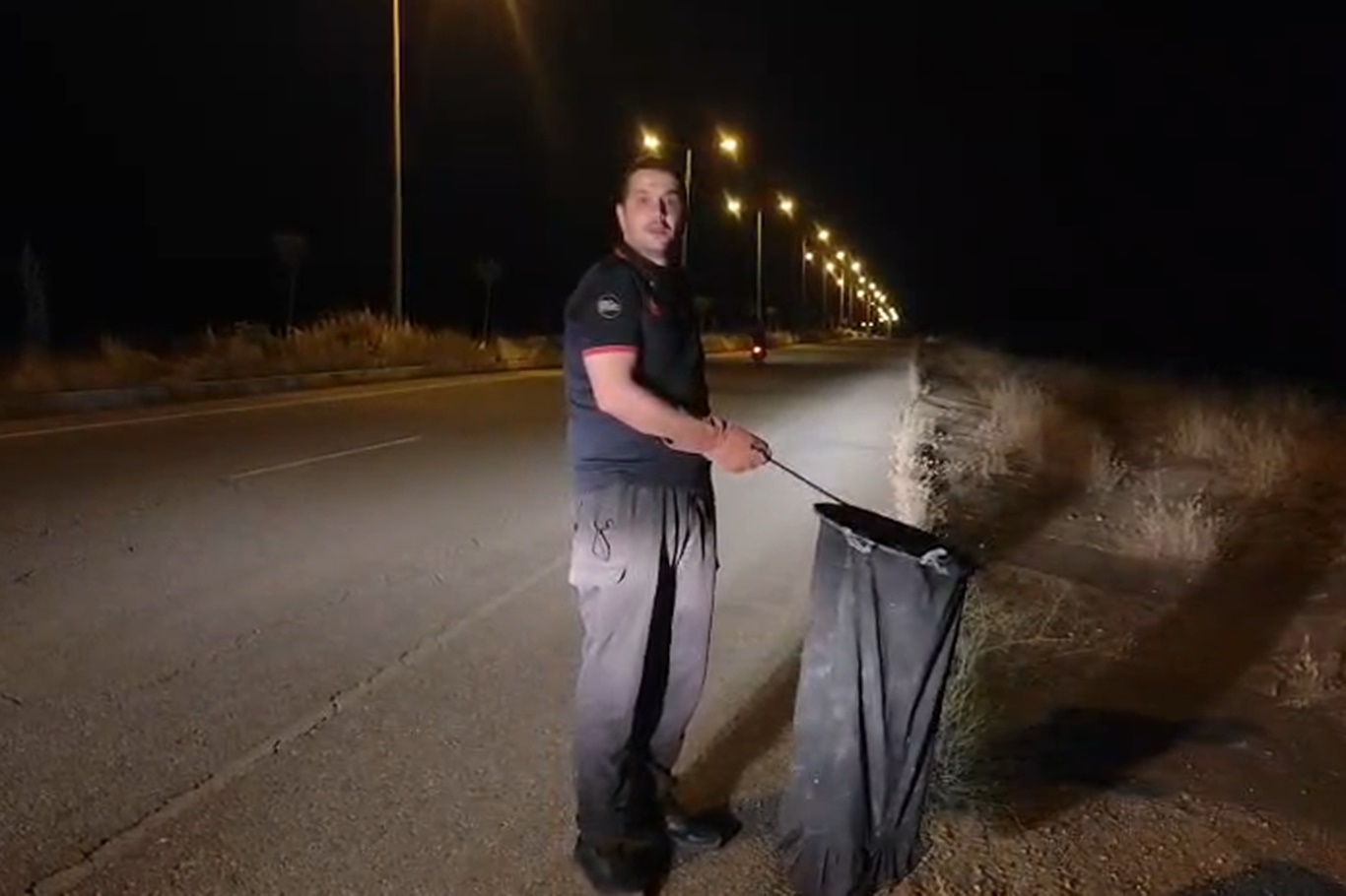 Batman'da araca giren yılan yakalanarak doğaya salındı
