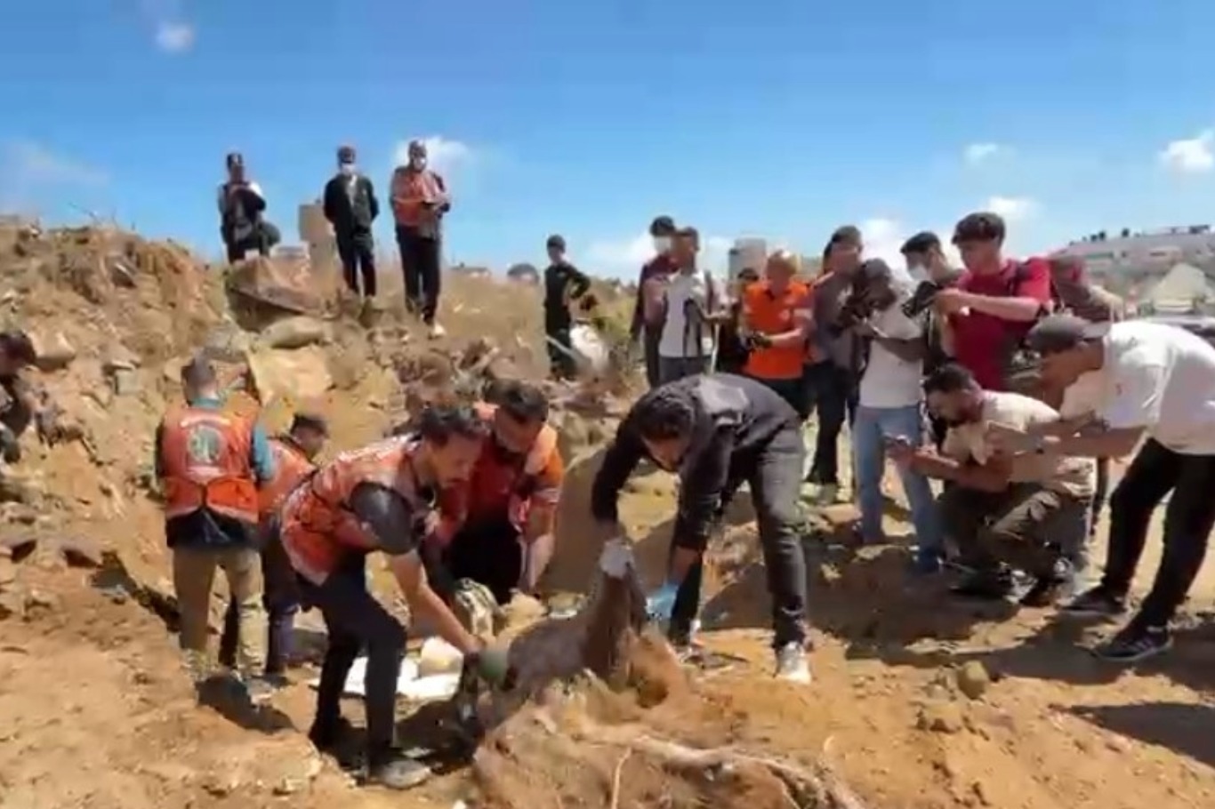 طواقم الدفاع المدني في غزة تنتشل رفات 40 شهيدًا ونقلهم من مقبرة الشيخ رضوان