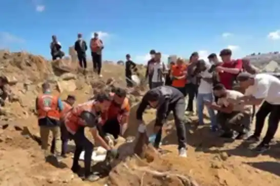 طواقم الدفاع المدني في غزة تنتشل رفات 40 شهيدًا ونقلهم من مقبرة الشيخ رضوان