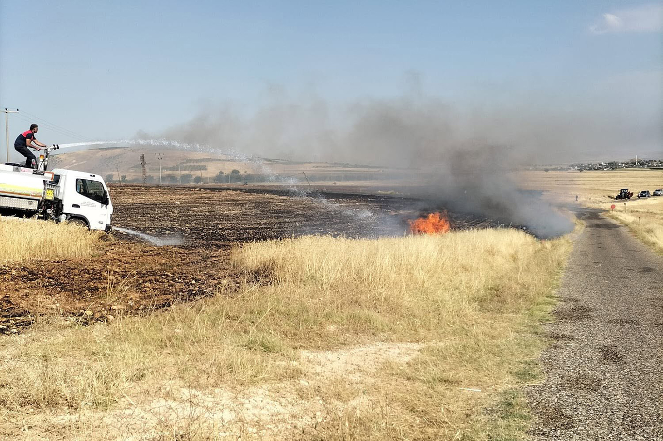Adıyaman'da ekin ve saman yangınları kontrol altına alındı